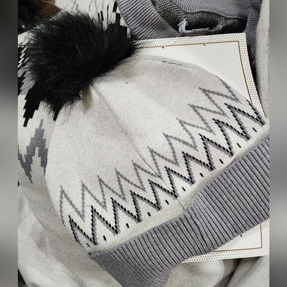 Cupcakes and Cashmere Faire aisle sweater and pom pom beanie hat plus size 1X - Picture 7 of 8